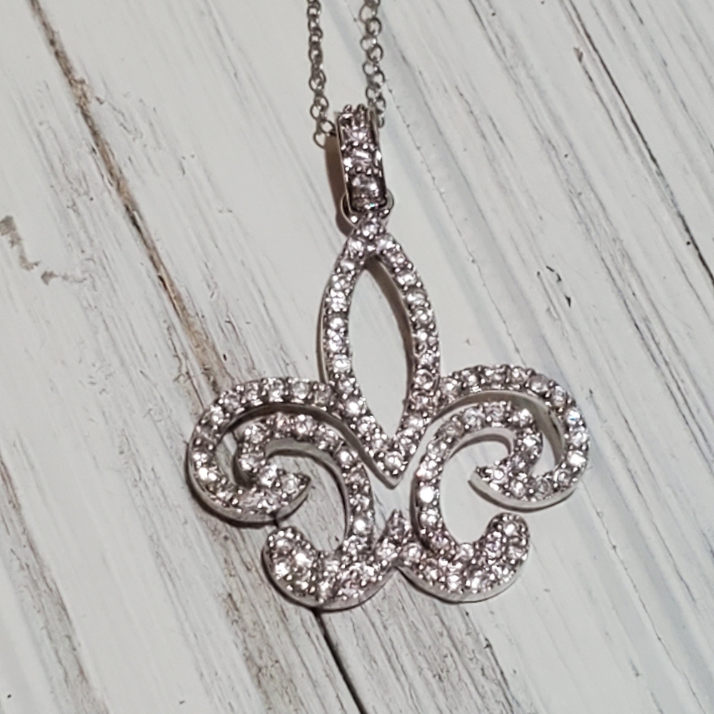 Elegant Silver Fleur-de-Lis Pendant Necklace